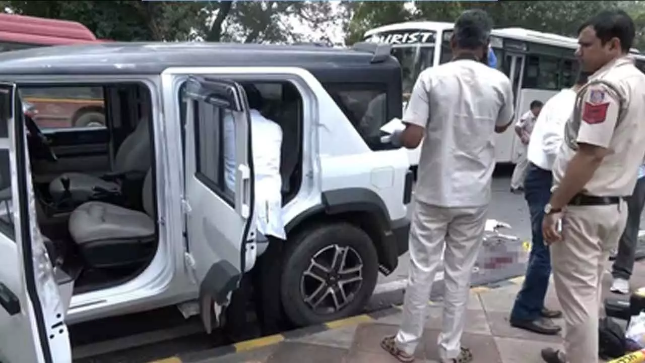 Delhi: Speeding SUV kills pedestrian near Presidents Estate, driver detained Delhi: Speeding SUV kills pedestrian near Presidents Estate, driver detained