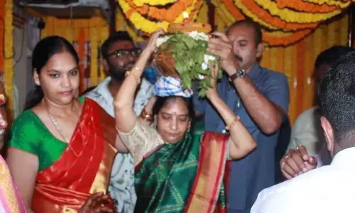 Kesineni Janaki offers Bonalu