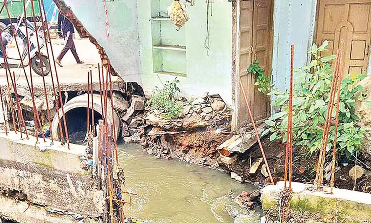 Yakutpura mired in civic mess; dwellers pour out woes to MBT Yakutpura mired in civic mess; dwellers pour out woes to MBT