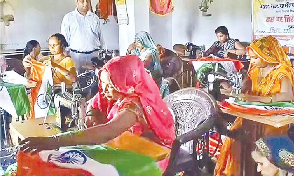 Jaunpur’s women SHGs power ‘Har Ghar Tiranga’ with 7 lakh handmade flags Jaunpur’s women SHGs power ‘Har Ghar Tiranga’ with 7 lakh handmade flags