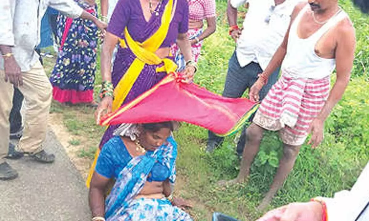 Speeding car ploughs into walking labourers, many injured Speeding car ploughs into walking labourers, many injured