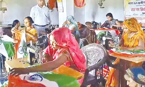 Jaunpur’s women SHGs power ‘Har Ghar Tiranga’ with 7 lakh handmade flags