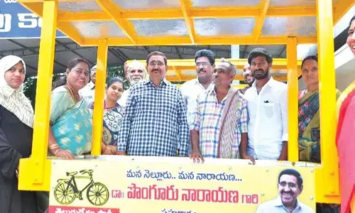 Minister distributes pushcarts to street vendors