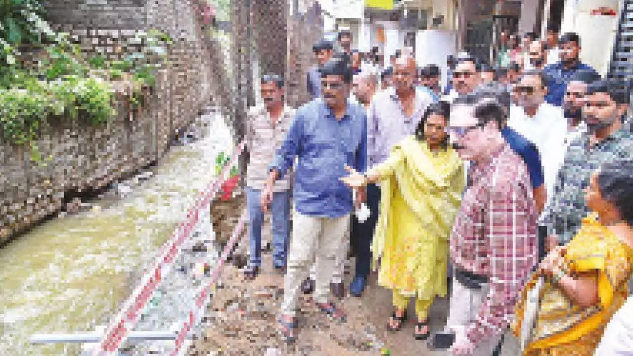 Mayor visits slums across city; calls for more sanitation steps Mayor visits slums across city; calls for more sanitation steps