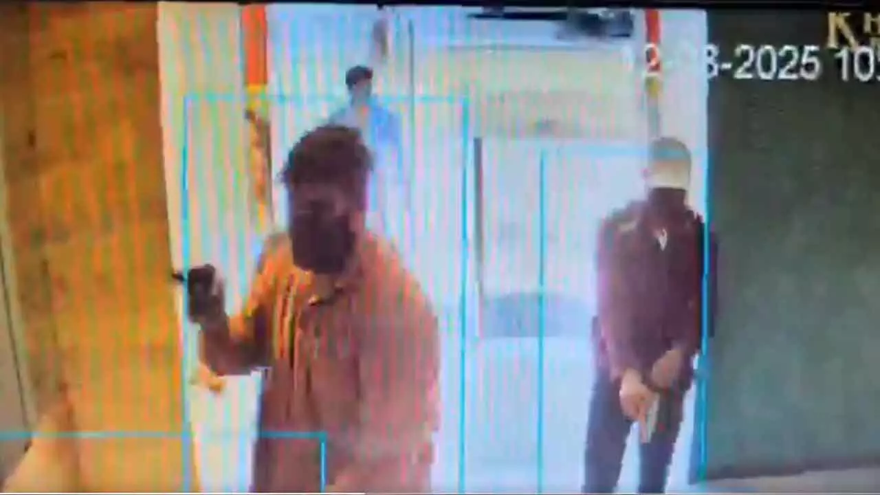 Daylight Robbery Attempt at Khazana Jewellery; Six Armed Suspects on the Run