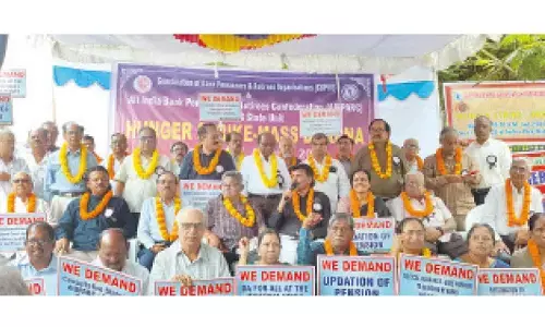 Retd bank staffers stage hunger strike, demand pension updation