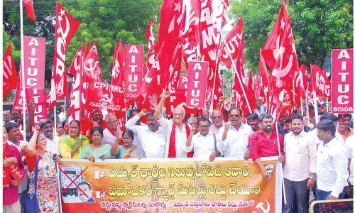 Left parties stage dharna at SPDCL corporate office