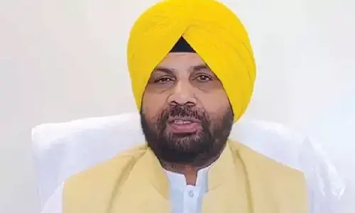 15,000 employees go on mass leave