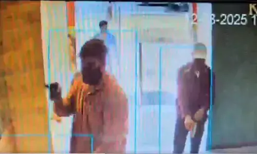 Daylight Robbery Attempt at Khazana Jewellery; Six Armed Suspects on the Run