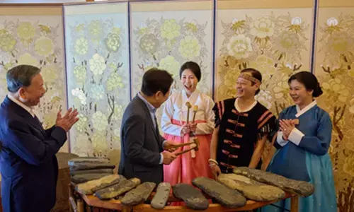 South Koreas Lee hosts Vietnams top leader at presidential guesthouse in show of closer ties