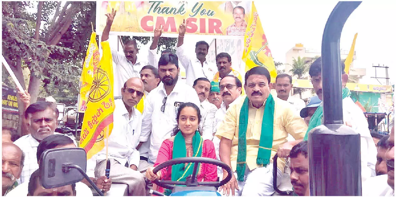 Farmers hold massive tractor rally in Puttaparthi