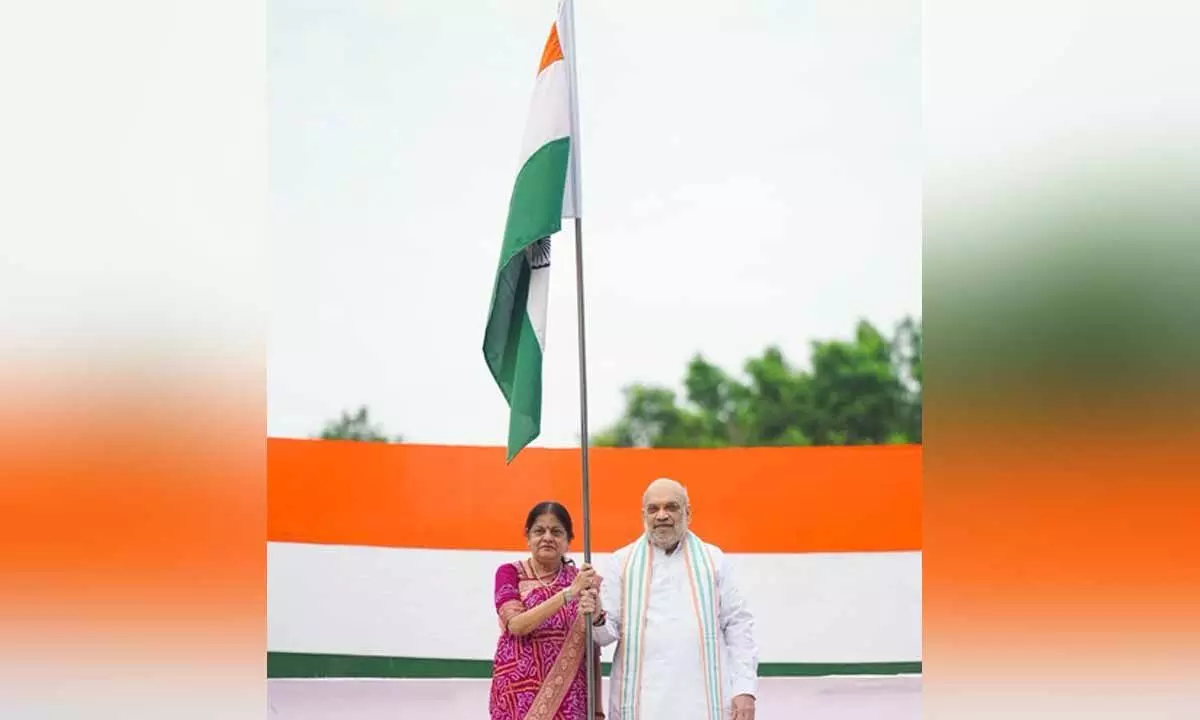 HM Amit Shah hoists Tricolour at home, calls Har Ghar Tiranga a thread binding the nation HM Amit Shah hoists Tricolour at home, calls Har Ghar Tiranga a thread binding the nation