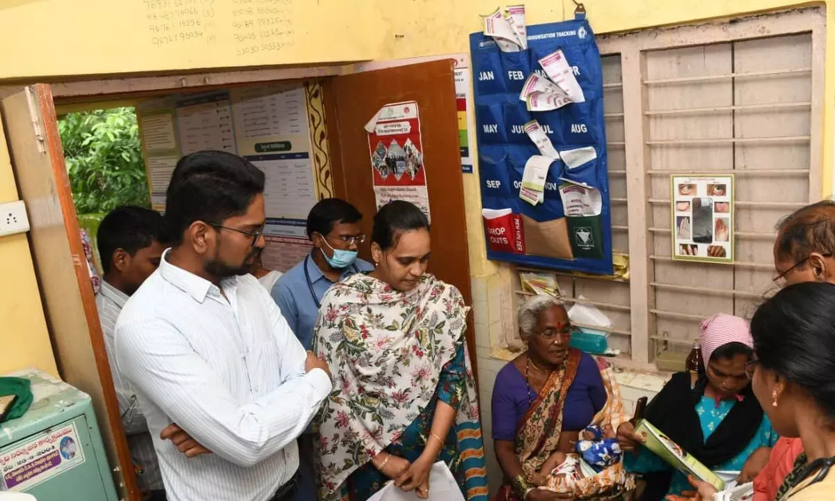 Collector inspects health sub-centre unexpectedly Collector inspects health sub-centre unexpectedly