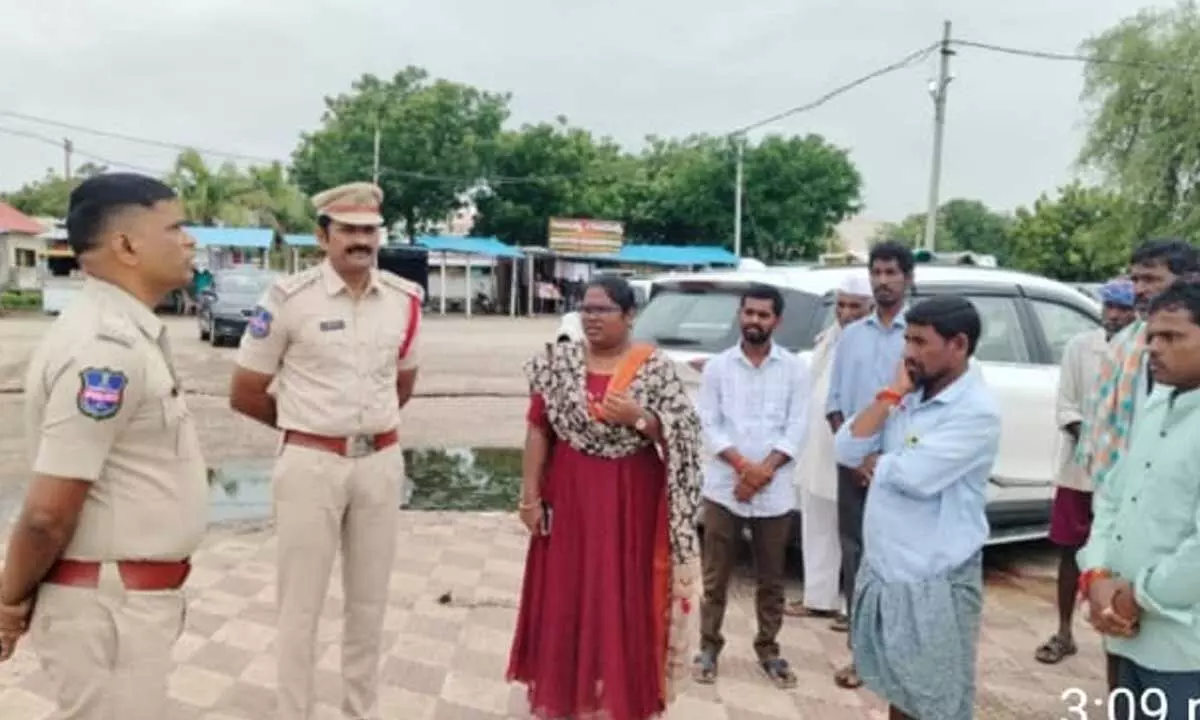 SP Srinivasa Rao Inspects Flood-Prone Areas in Gadwal, Orders Strict Safety Measures