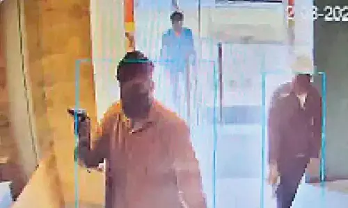 In A Broad Daylight Heist: Six robbers barge into gold shop; fire & flee with jewels