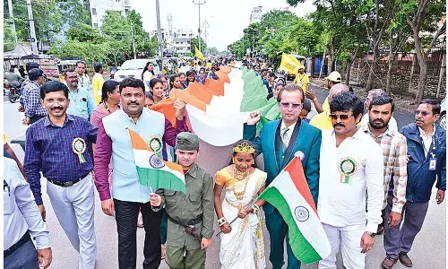 1.1-km long tricolour display marks patriotism drive