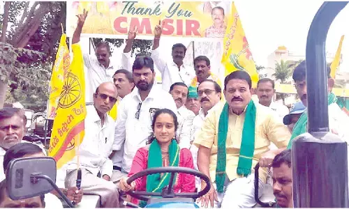 Farmers hold massive tractor rally in Puttaparthi