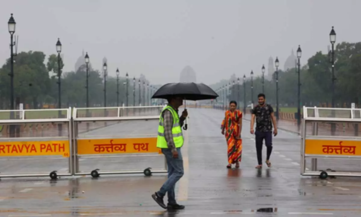 Delhi-NCR wakes up to light showers, IMD issues red alert Delhi-NCR wakes up to light showers, IMD issues red alert