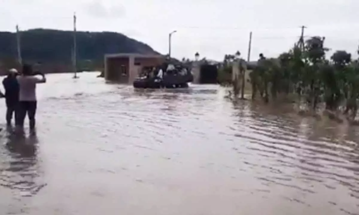 Heavy rain pounds parts of Telangana, hits road transport Heavy rain pounds parts of Telangana, hits road transport