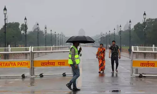 Delhi-NCR wakes up to light showers, IMD issues red alert