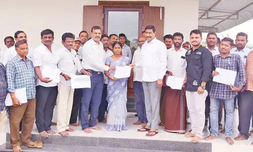 Minister slams YSRCP govt for stopping contractors’ bills