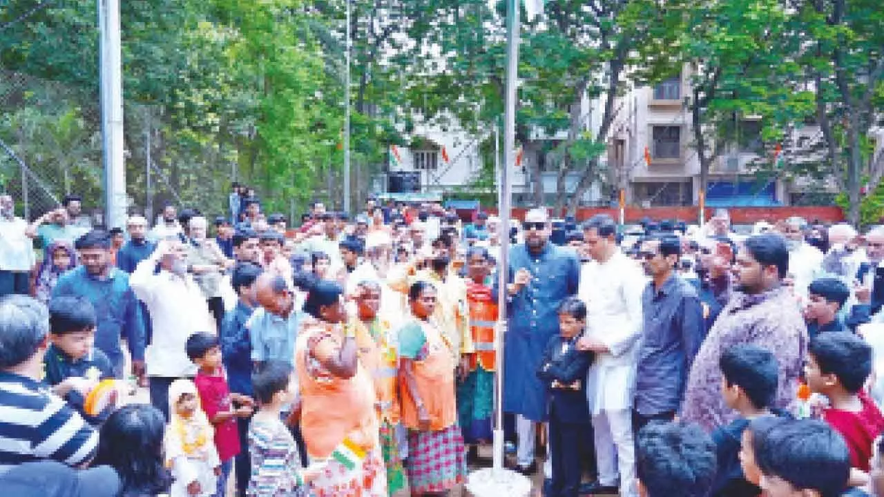 Sanitation workers unfurl national flag in Shaikpet