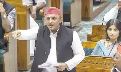 ‘Sanghi-saathi’ should thank British on completing 100 yrs: Akhilesh