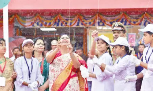 CM greets children amid heavy downpour after I-Day speech