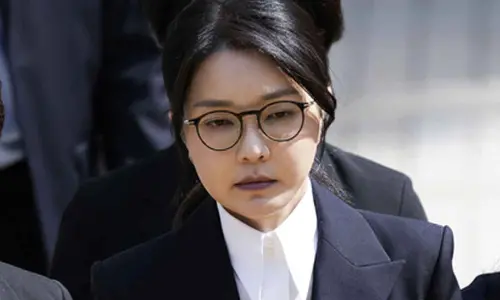 South Koreas ex-First Lady, associate to appear for special counsel questioning Monday