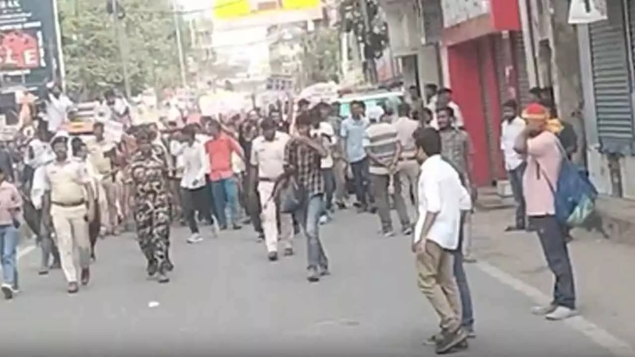 Bihar: Patna erupts as teacher candidates demanded STET before TRE 4; police initiates lathi charge Bihar: Patna erupts as teacher candidates demanded STET before TRE 4; police initiates lathi charge