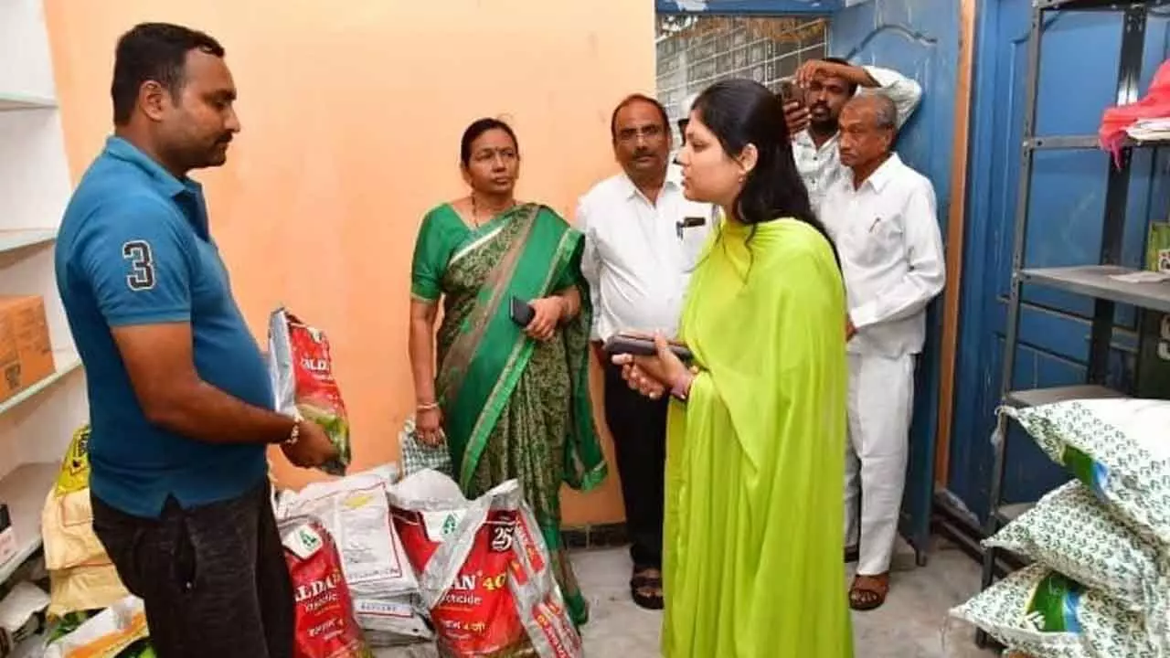 Farmers anguished by severe shortage of urea in Karimnagar