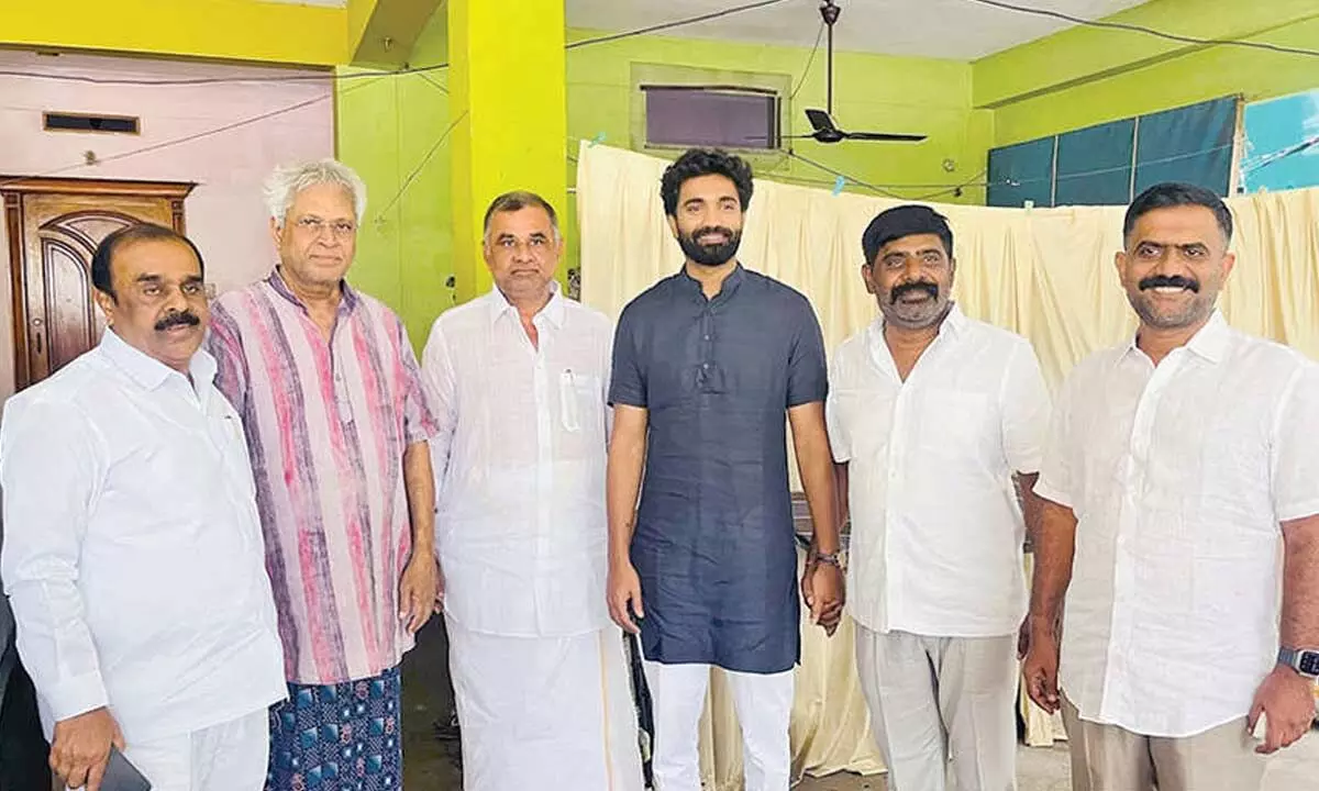 YSRCP leaders meet ex-MP Vundavalli