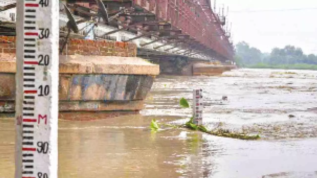Yamuna water rises to evacuation mark Yamuna water rises to evacuation mark
