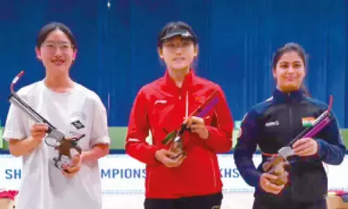 Manu bags bronze, Rashmika clinches junior gold