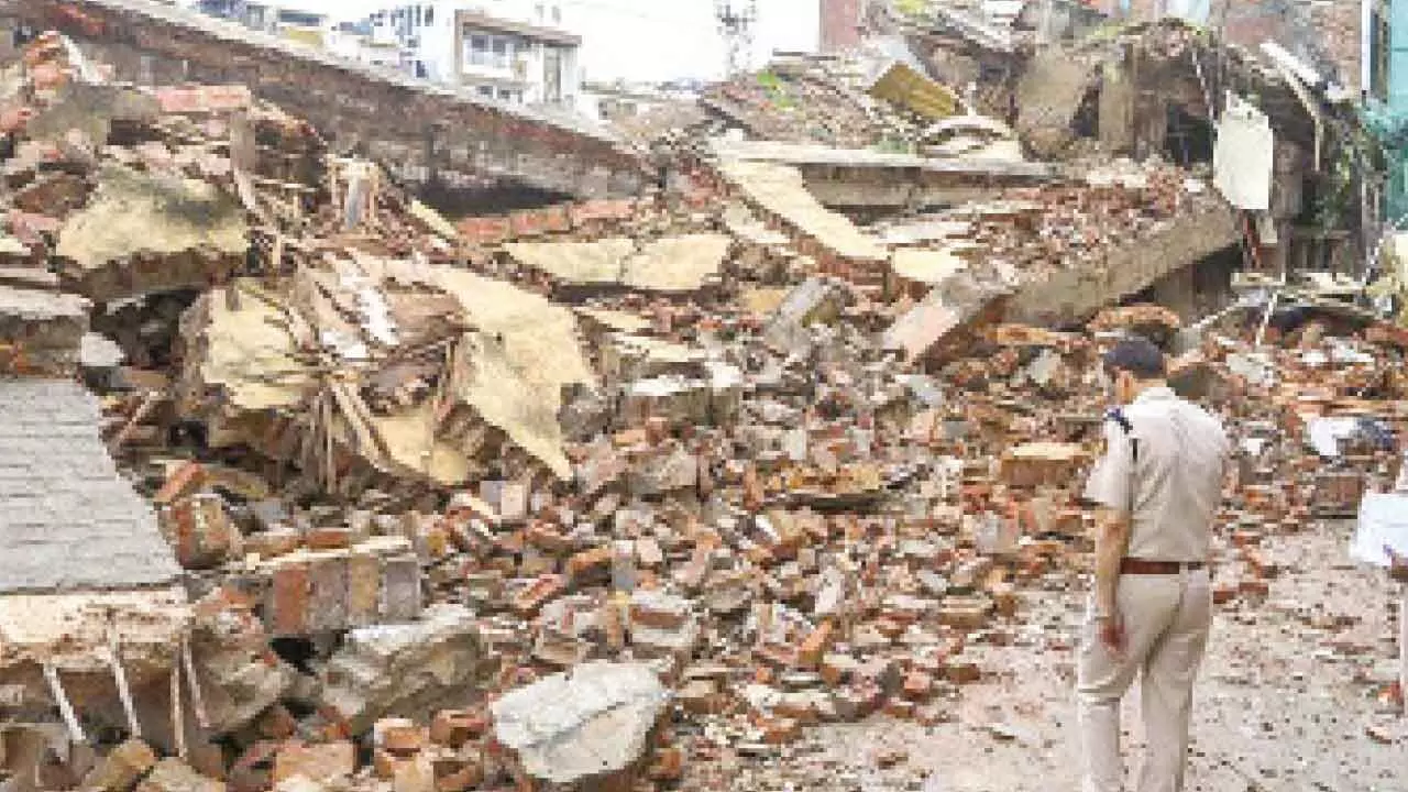 3 workers dead in building collapse in Daryaganj