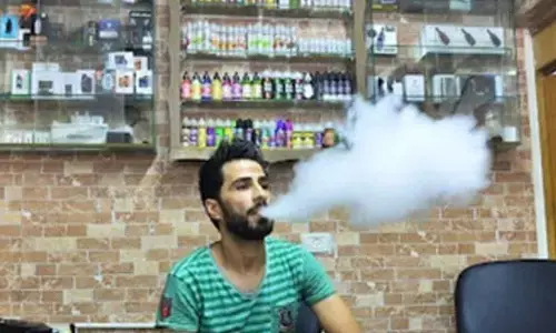 UK-based review finds youth vaping linked to increased health risks, future smoking