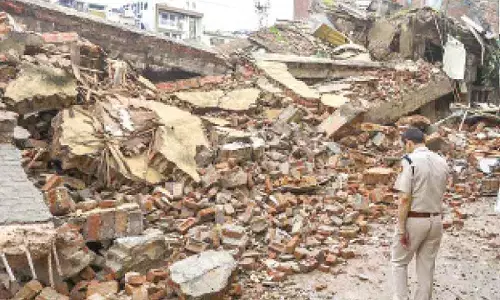 3 workers dead in building collapse in Daryaganj