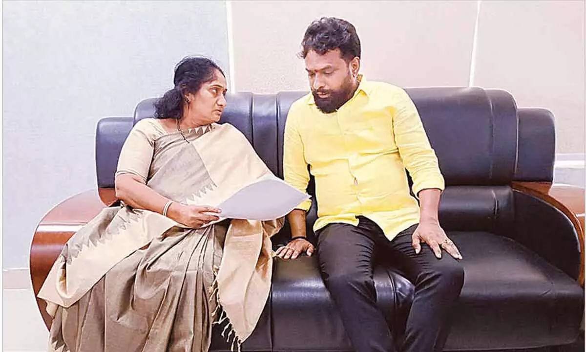 Minister assures help to weavers of Addampalli Minister assures help to weavers of Addampalli