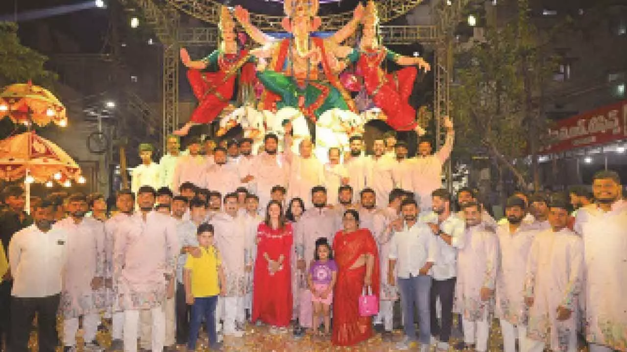 Moosrambagh Welcomes 22-Foot Ganesh Idol with Grandeur
