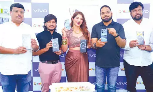 Cellbay Launches vivo V60 with ZEISS Optics in Hyderabad