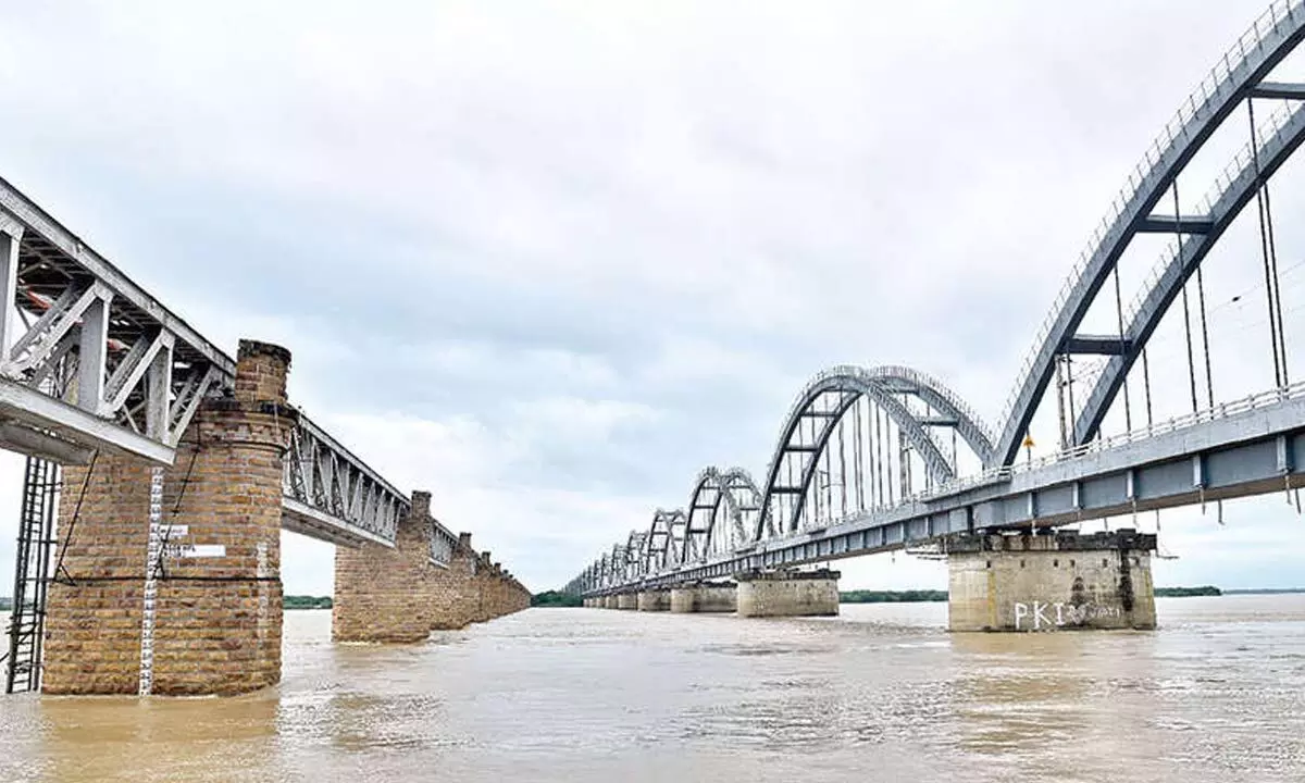 Godavari in spate, 2nd flood warning in force Godavari in spate, 2nd flood warning in force