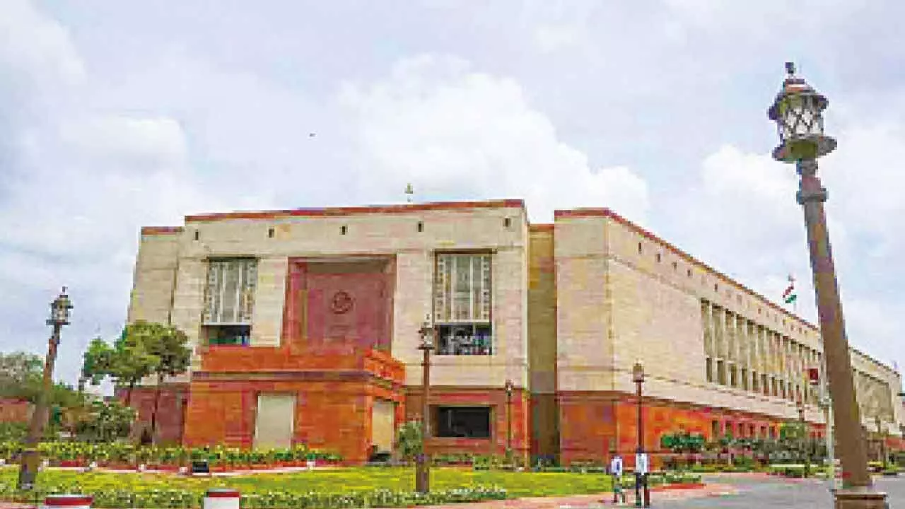 20-yr-old man held for trying to scale Parl wall