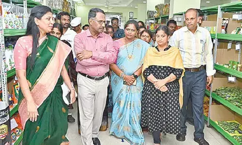Principal Secretary reviews Rajamahendravaram devpt projects