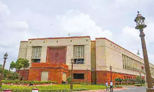 20-yr-old man held for trying to scale Parl wall