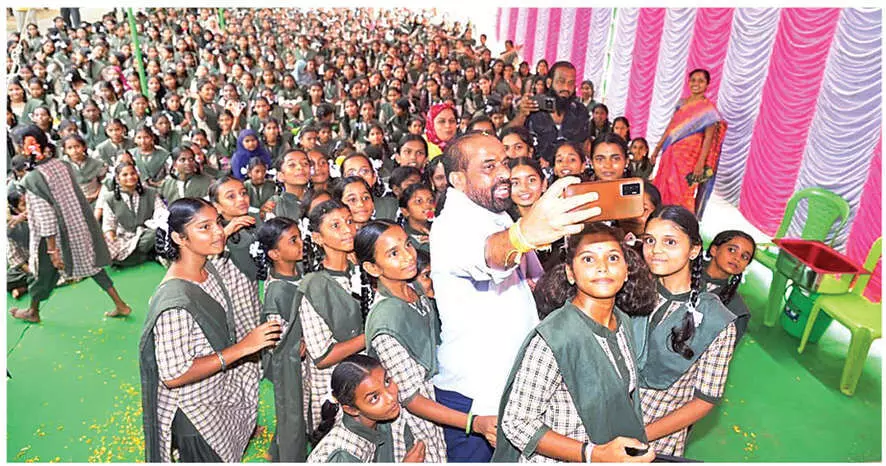 Health Min Satyakumar urges students to embrace cleanliness Health Min Satyakumar urges students to embrace cleanliness