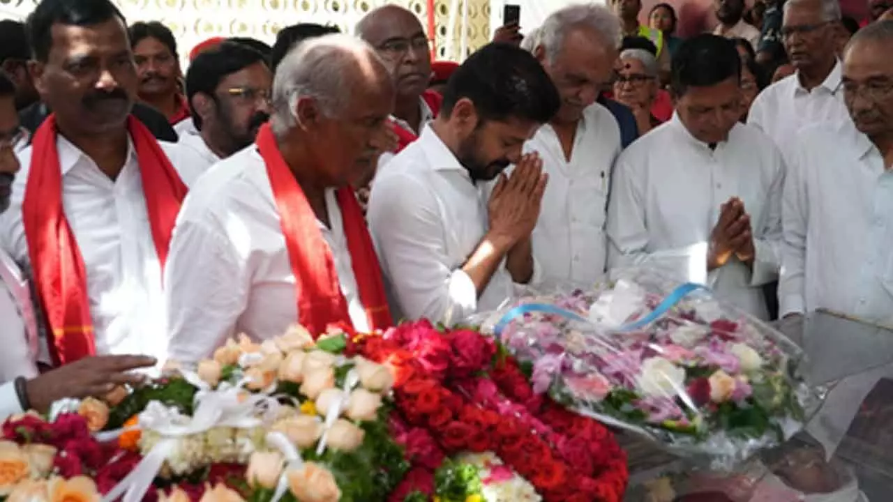 Telangana CM Revanth Reddy, Venkaiah Naidu pay tributes to Sudhakar Reddy