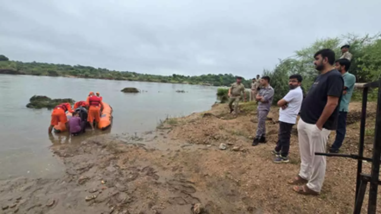 Gujarat: Sabarmati river overflows amid heavy rainfall; 25 workers rescued Gujarat: Sabarmati river overflows amid heavy rainfall; 25 workers rescued