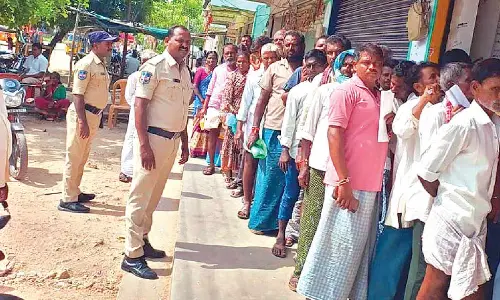 Struggle for urea continues in Wanaparthy