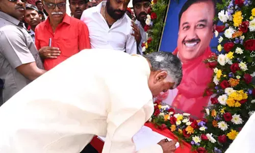 Andhra Pradesh CM Naidu pays homage to Sudhakar Reddy