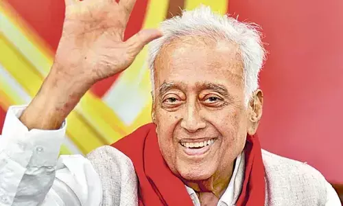 Funeral procession of CPI leader Suravaram Sudhakar Reddy to Gandhi Hospital held